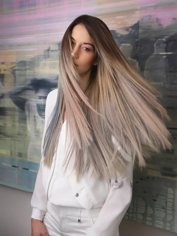 Portrait einer jungen Frau mit extrem langem Haar und pastellblauen Extensions